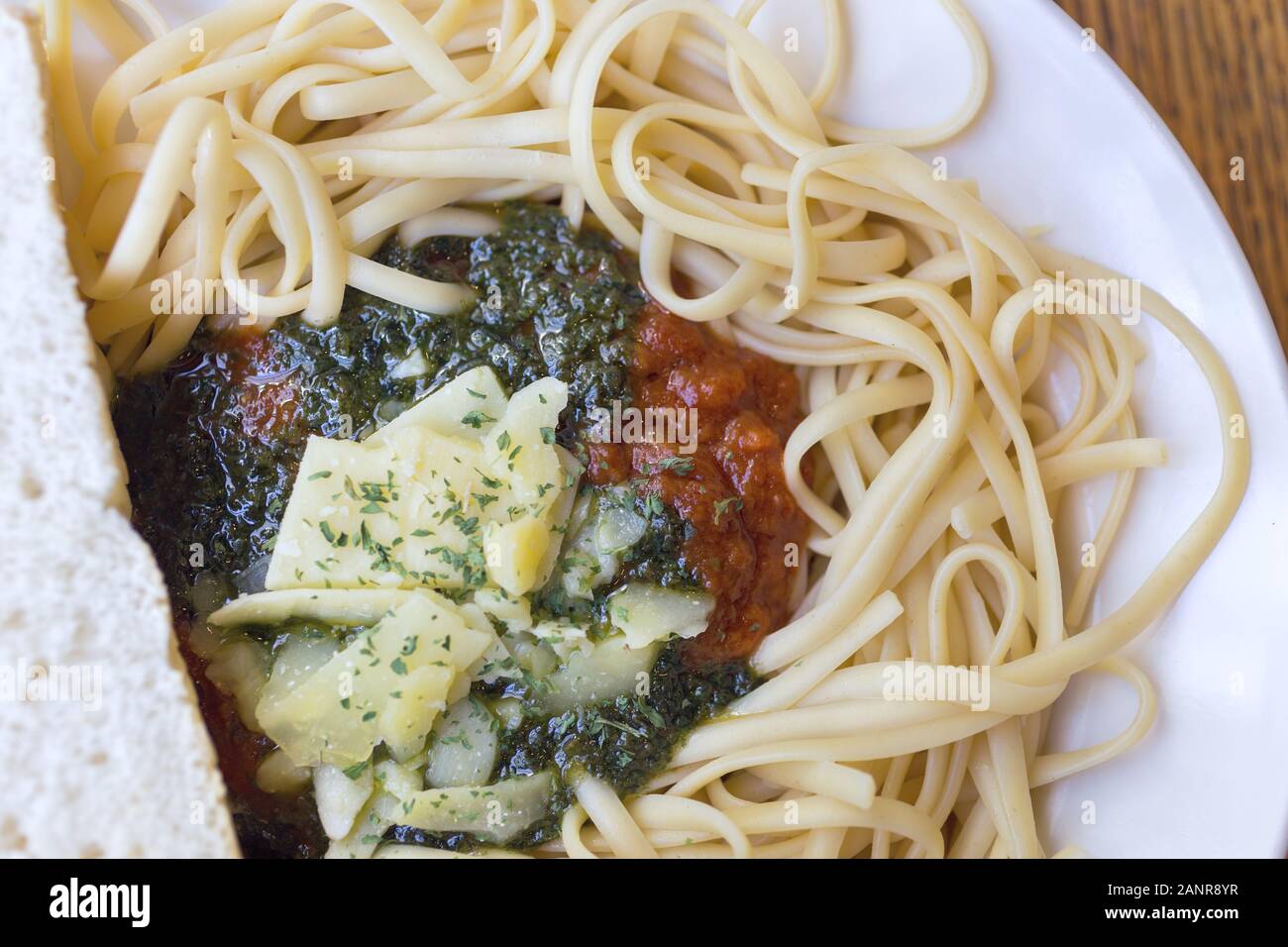 Authentique spaghetti italien pâtes bolognaise avec sauce tomate au fromage dans un restaurant, gros plan, macro Banque D'Images