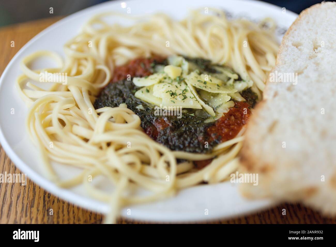 Authentique spaghetti italien pâtes bolognaise avec sauce tomate au fromage dans un restaurant, gros plan, macro Banque D'Images