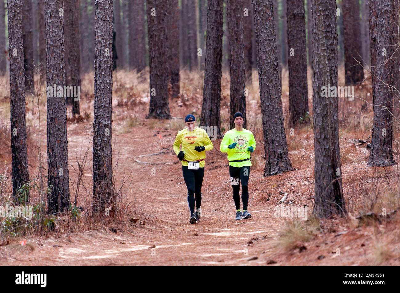 Southern Pines, North Carolina, USA. 18 janvier, 2020. 18 janvier 2020 - Southern Pines N.C., USA - SPENCER ELMORE de Waldorf, Maryland et CHUCK VANDENBOSSCHE de Upper Marlboro, Maryland exécuter le Weymouth Woods 50 Mile Run Trail et de relais à la Weymouth Woods Nature Preserve. Les coureurs et les équipes de relais de deux personnes ont reçu 15 heures pour terminer les 10 tours, 5-mile cours. Credit : Timothy L. Hale/ZUMA/Alamy Fil Live News Banque D'Images