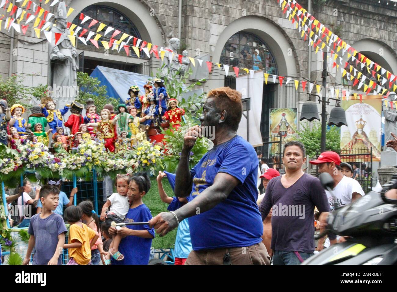 Manille, Philippines. 17 Jan, 2020. Des milliers de fidèles catholiques assiste à la Sto annuel. Nino de Tondo festivités apportant des images de Jésus enfant et défilant dans les rues. Sto. Nino de Tondo est célébrée le troisième semaine de janvier chaque année. C'est la deuxième des Sto. Nino à côté de festival Sinulog de Cebu. (Photo par Joseph Dacalanio/Pacific Press) Credit : Pacific Press Agency/Alamy Live News Banque D'Images