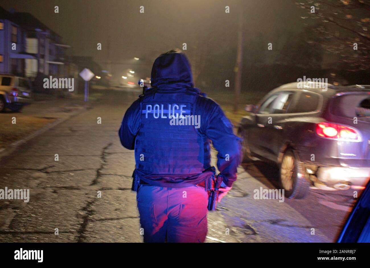 Officier de police de Detroit Special Ops s'approche d'une voiture pendant un arrêt du trafic, Detroit, Michigan, USA Banque D'Images