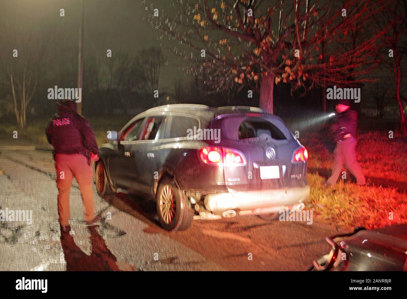 Les agents de police de Detroit Special Ops approche d'un pilote pendant un arrêt du trafic, Detroit, Michigan, USA Banque D'Images