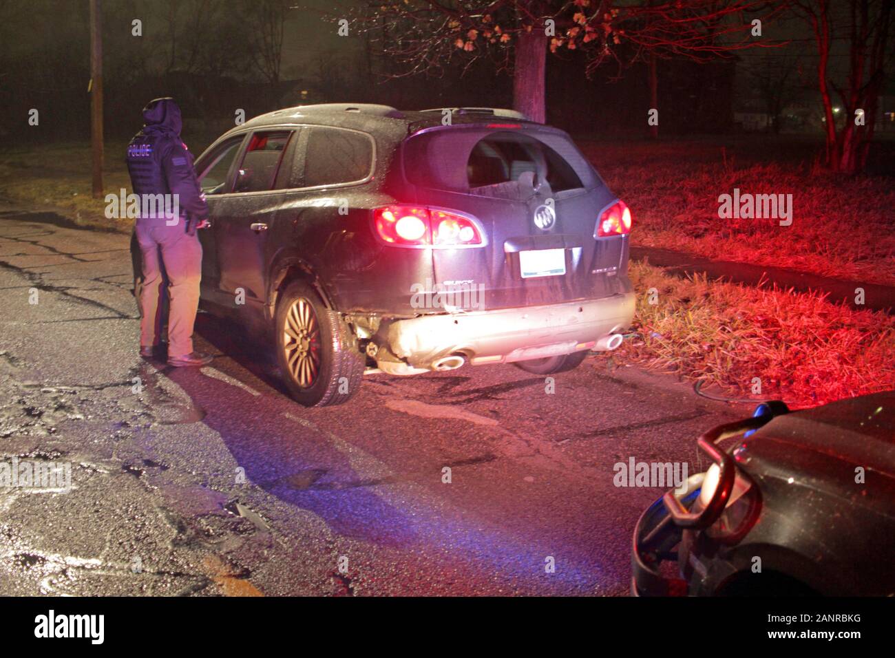 La police de Detroit Special Ops officer parle à un pilote pendant un arrêt du trafic, Detroit, Michigan, USA Banque D'Images