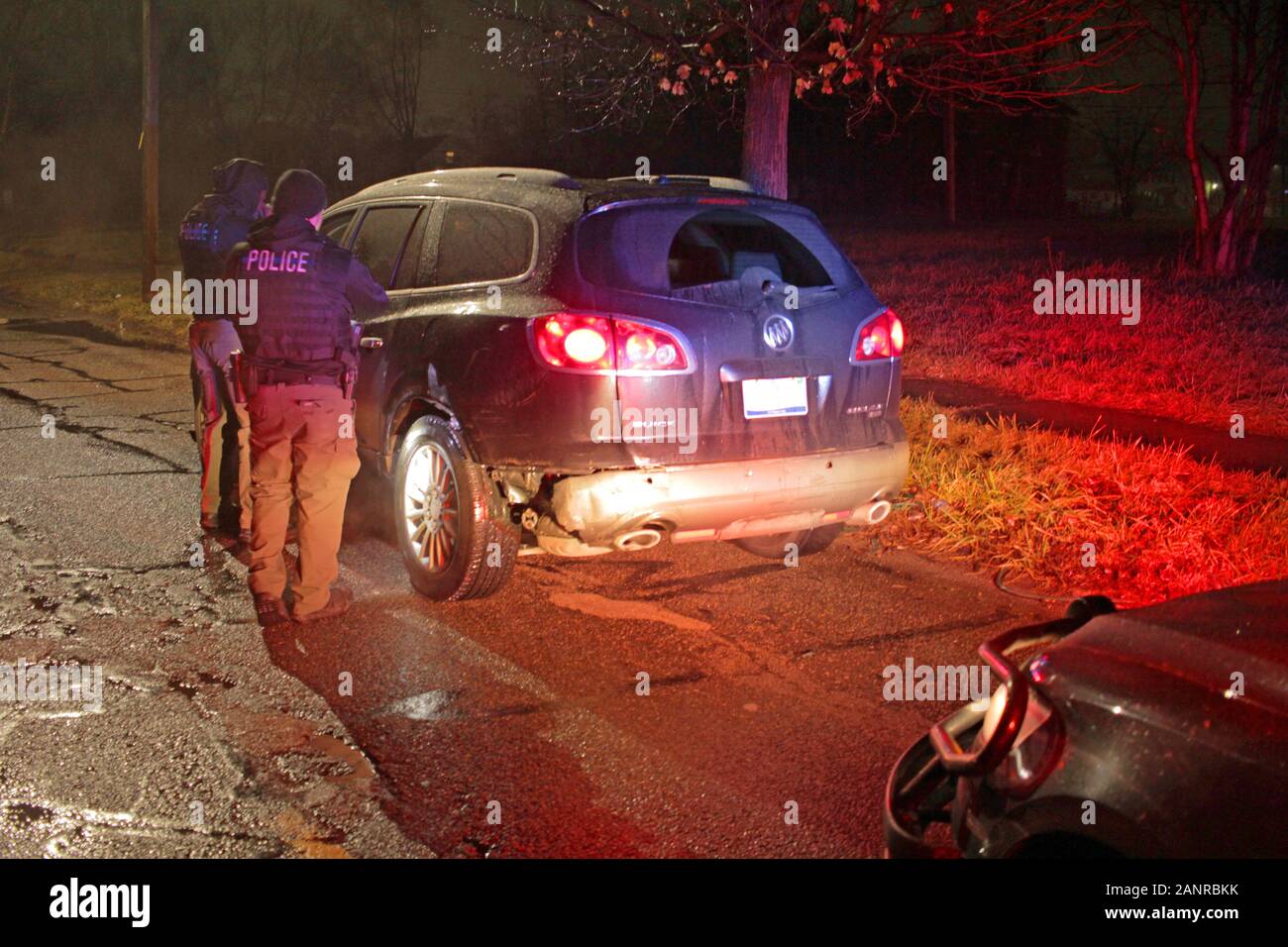 Les agents des Opérations spéciales de la police de Detroit parler à un pilote pendant un arrêt du trafic, Detroit, Michigan, USA Banque D'Images