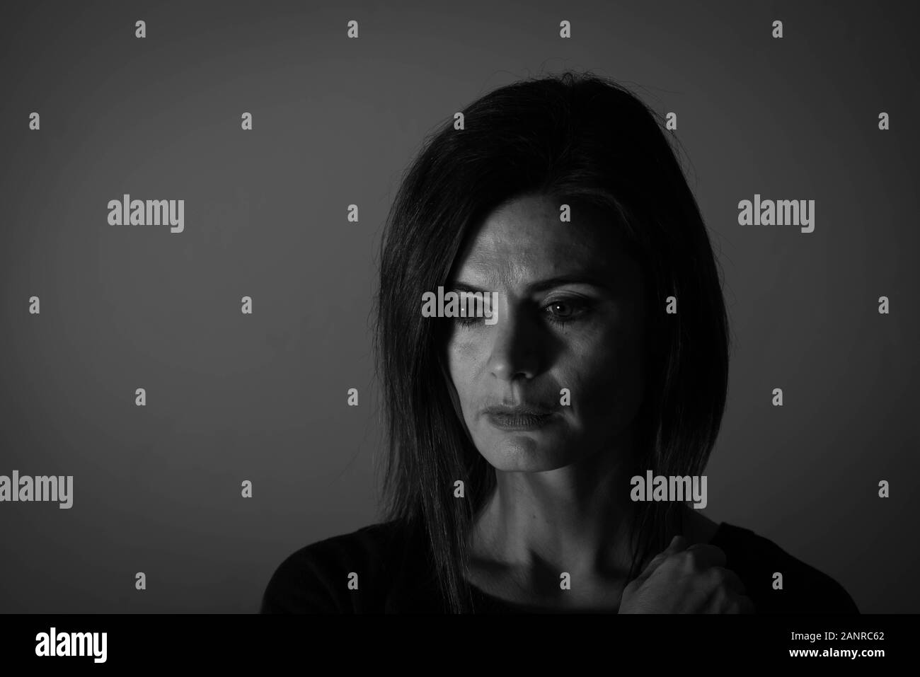 Monochrome noir et blanc portrait d'une femme d'âge moyen à la triste, déprimé. Banque D'Images