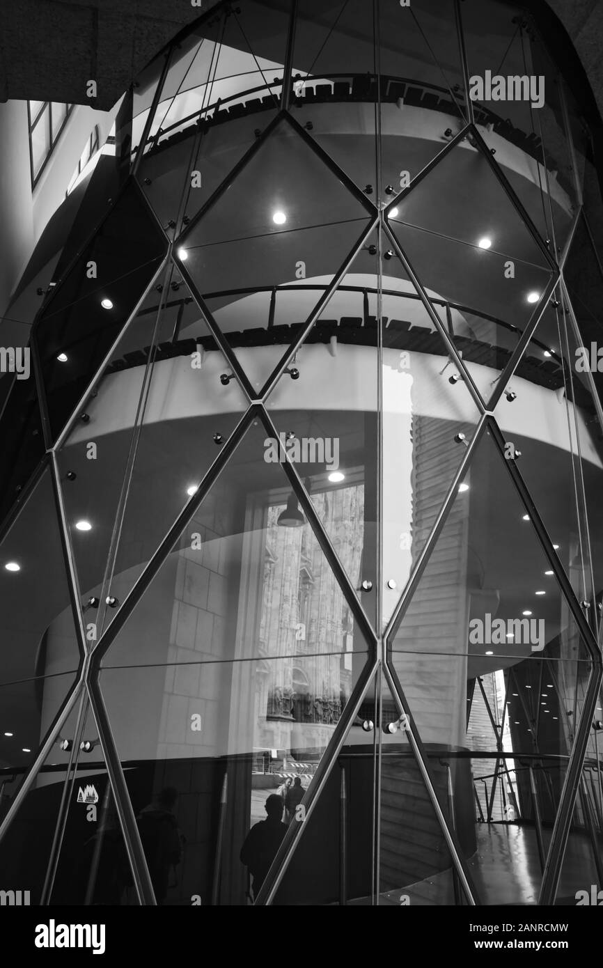 Tour en verre du Museo del 900 (Musée du XXe siècle) sur la Piazza del Duomo - Milan, Italie Banque D'Images