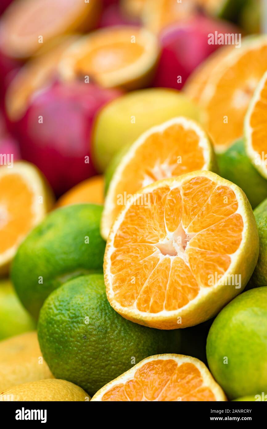 Les fruits juteux mélangé dans du jus jusqu'à proximité du centre. Banque D'Images