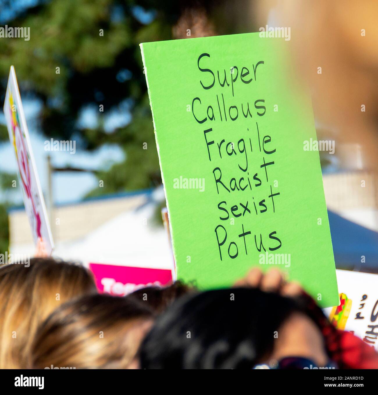 Un militant à l'Orange County 2020 Marche des femmes détient un atout anti-vert panneau, "Super Potus sexiste raciste sans coeur fragile." Banque D'Images