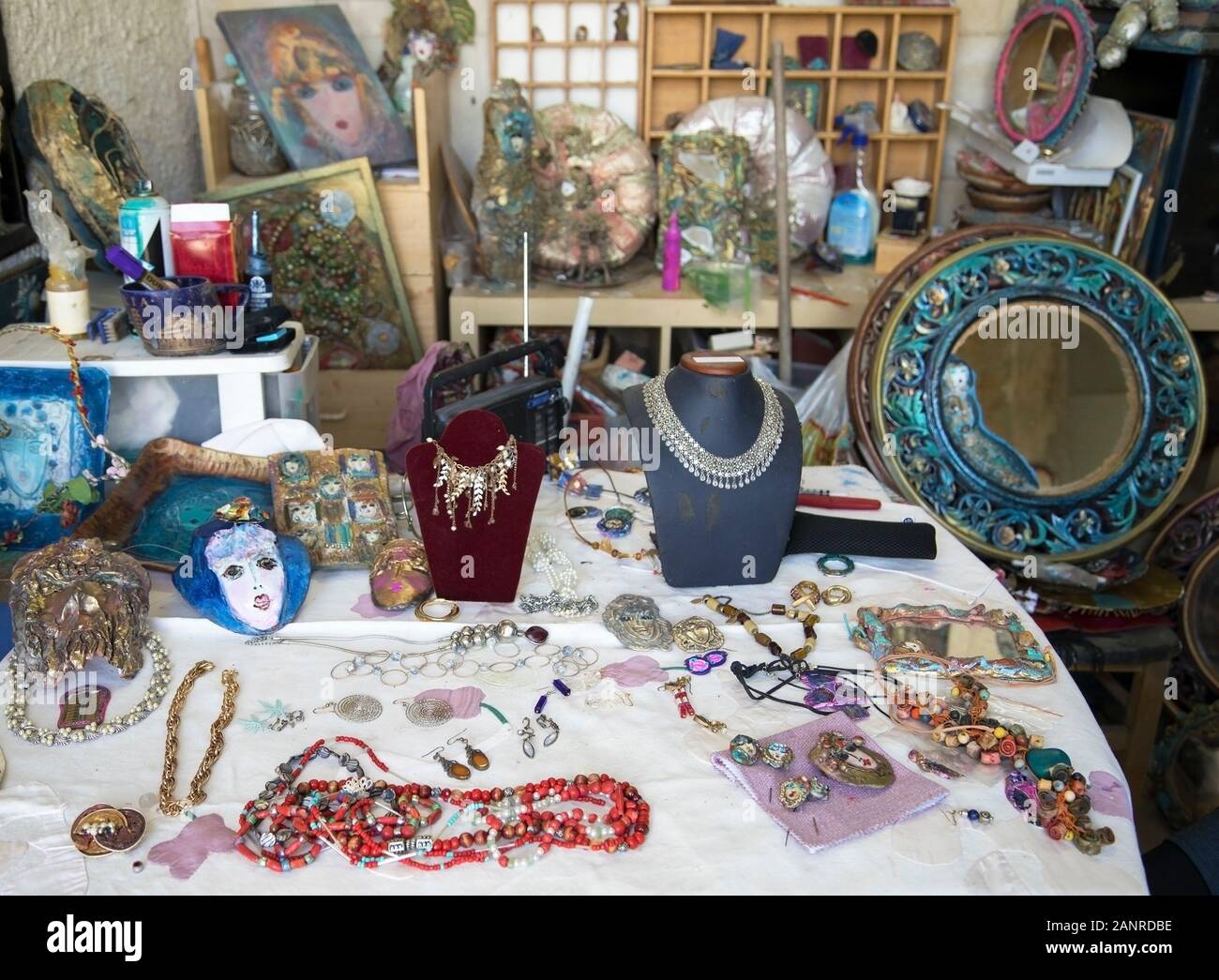 Boutique d'art et de bijoux exposée dans la Maison de la qualité de Jérusalem centre d'art et de culture, une collection d'ateliers d'artistes, Israël Banque D'Images