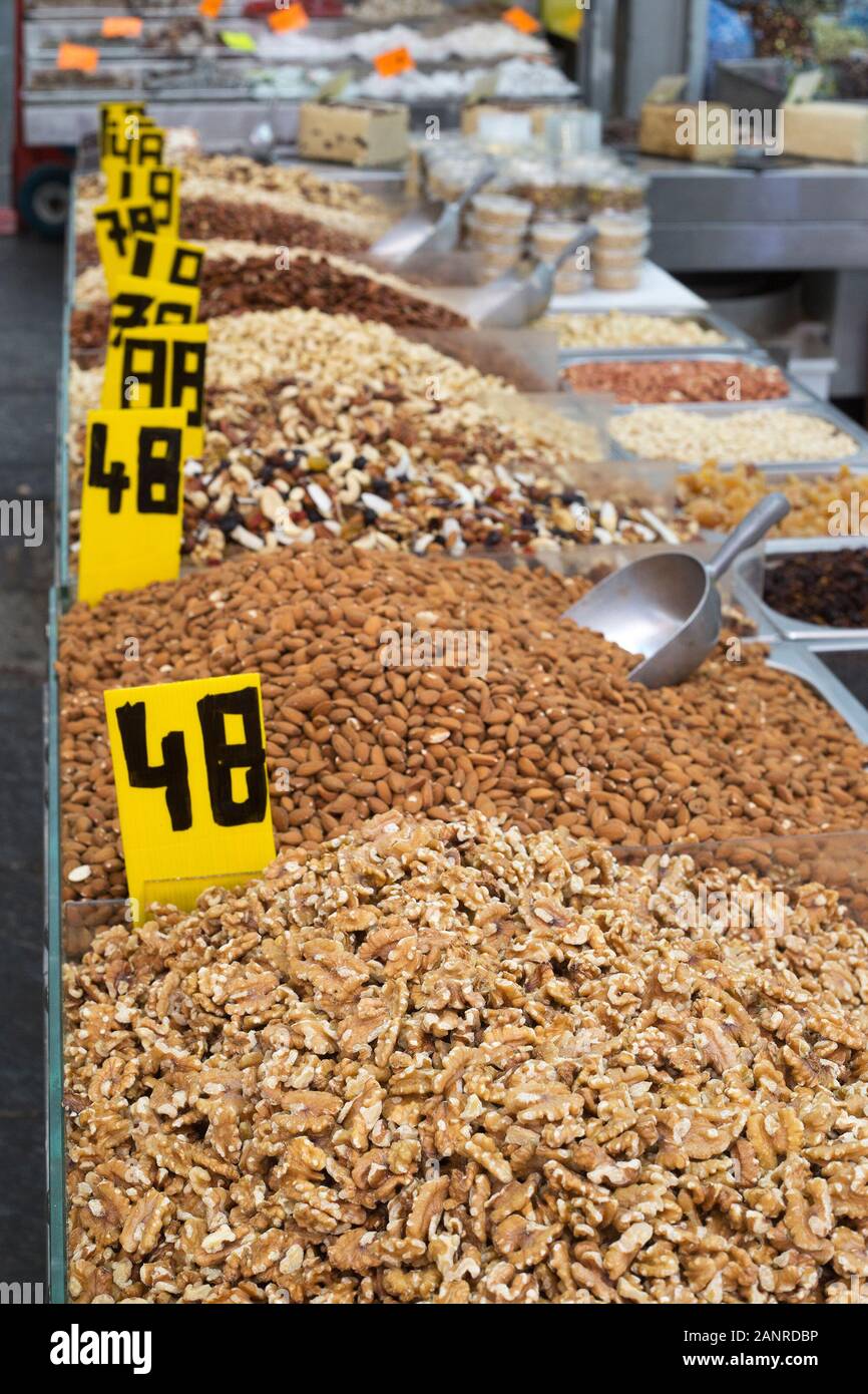 Des piles de noix, d'amandes et de noix mélangées sont exposées sur le marché de Mahane Yehuda, à Jérusalem, en Israël. Banque D'Images