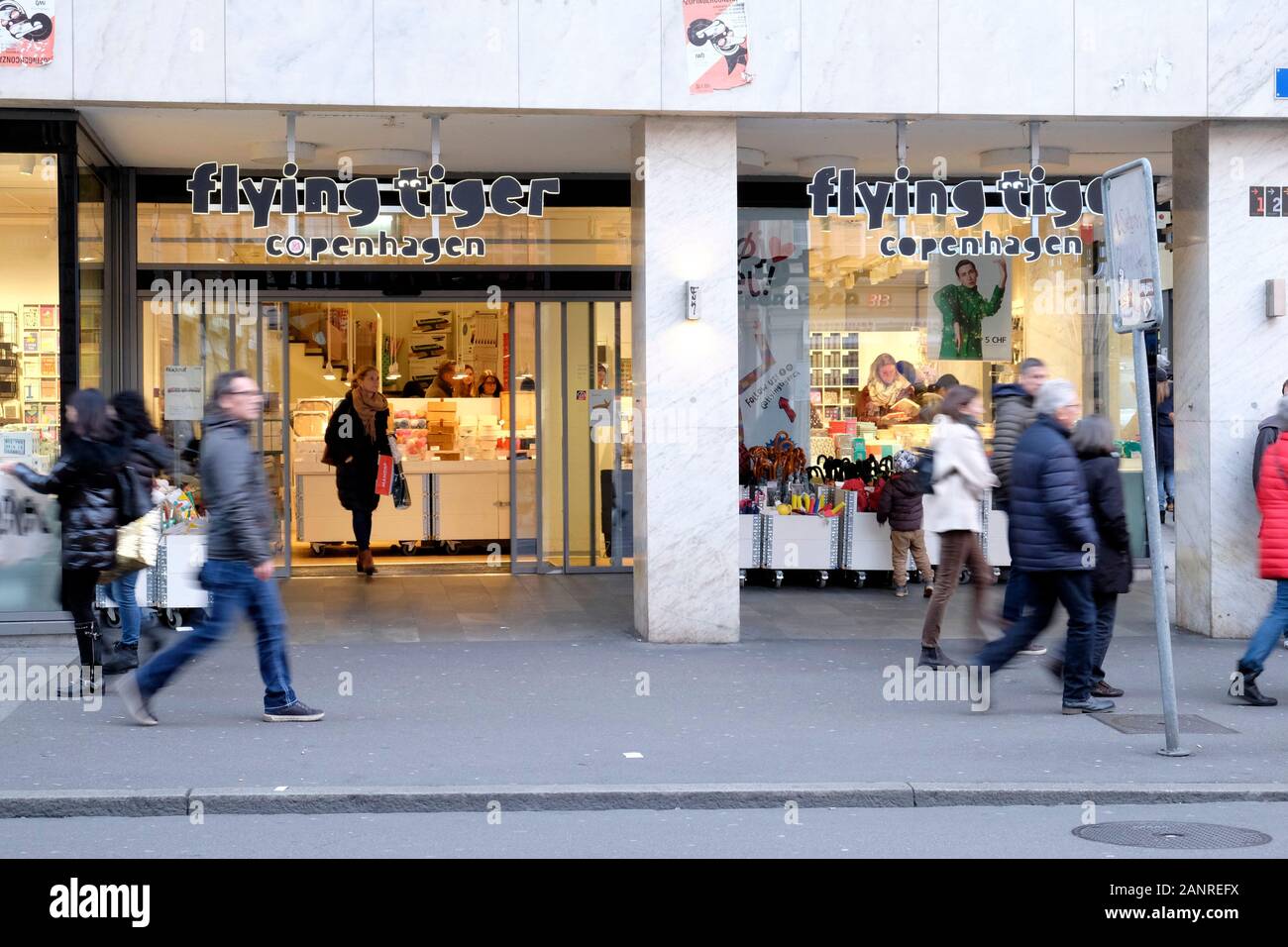 Une vue de Flying Tiger Copenhague shop à Bâle, Suisse. Banque D'Images