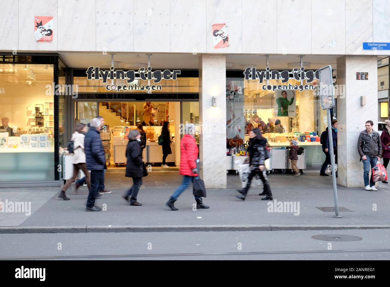 Une vue de Flying Tiger Copenhague shop à Bâle, Suisse. Banque D'Images