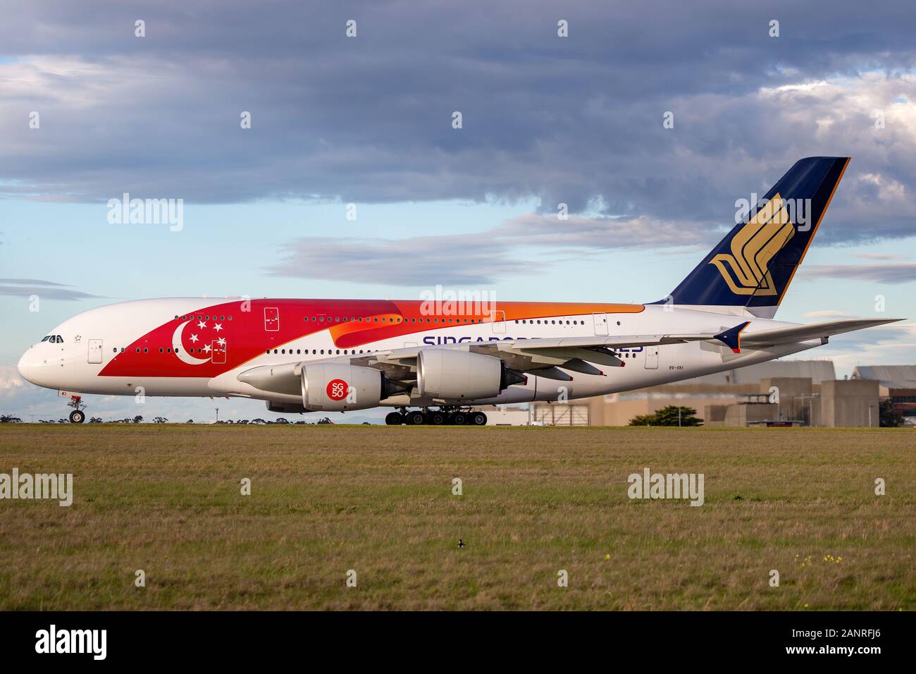 Singapore Airlines Airbus A380-841 9V-SKI dans une livrée spéciale pour célébrer le 50e anniversaire de Singapour la préparation pour le décollage. Banque D'Images