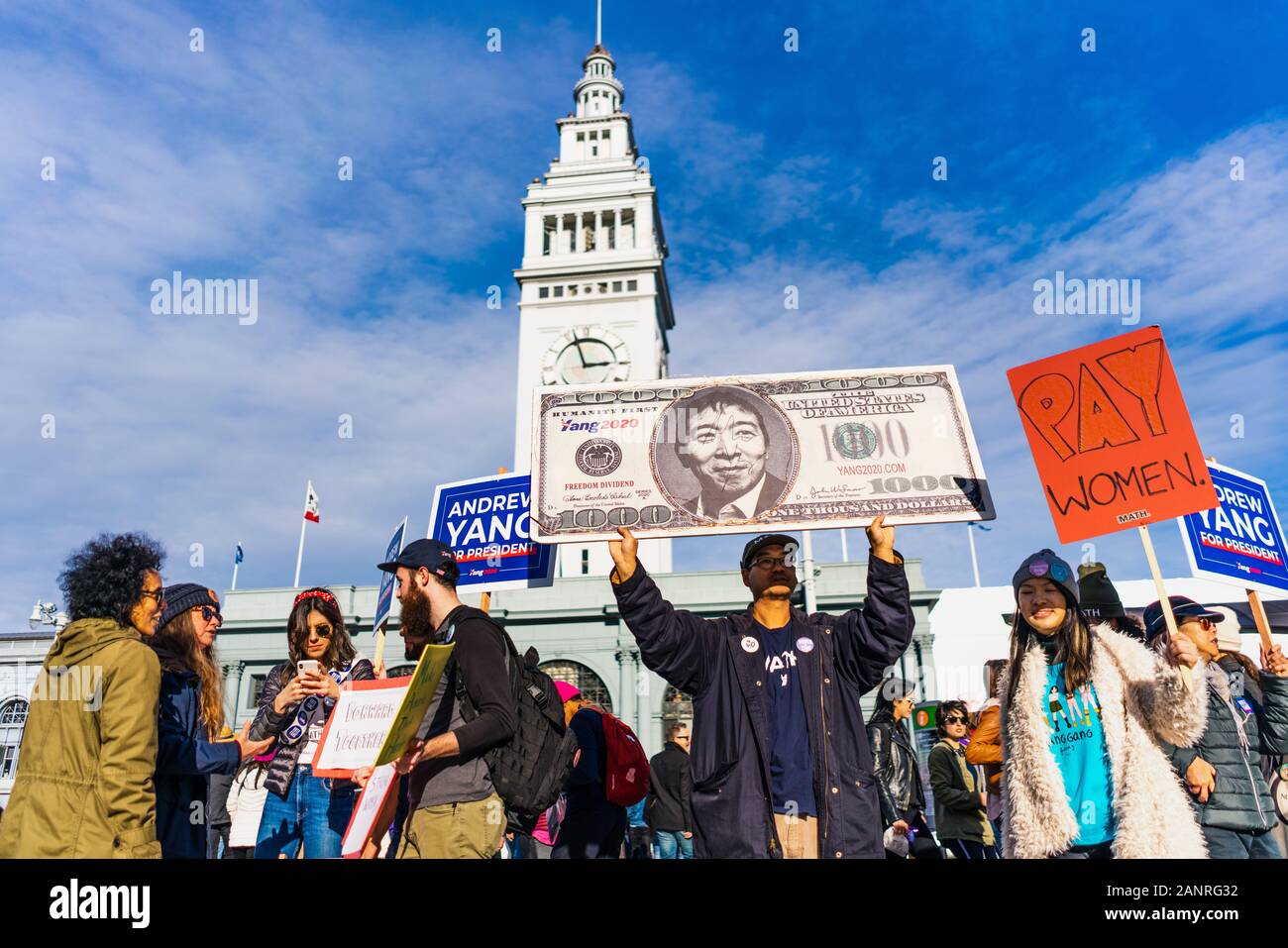 Jan 18, 2020 San Francisco / CA / USA - Signes soulevées par un Andrew Yang supporters participant à la Marche des femmes dans le centre-ville de San Francisco Banque D'Images