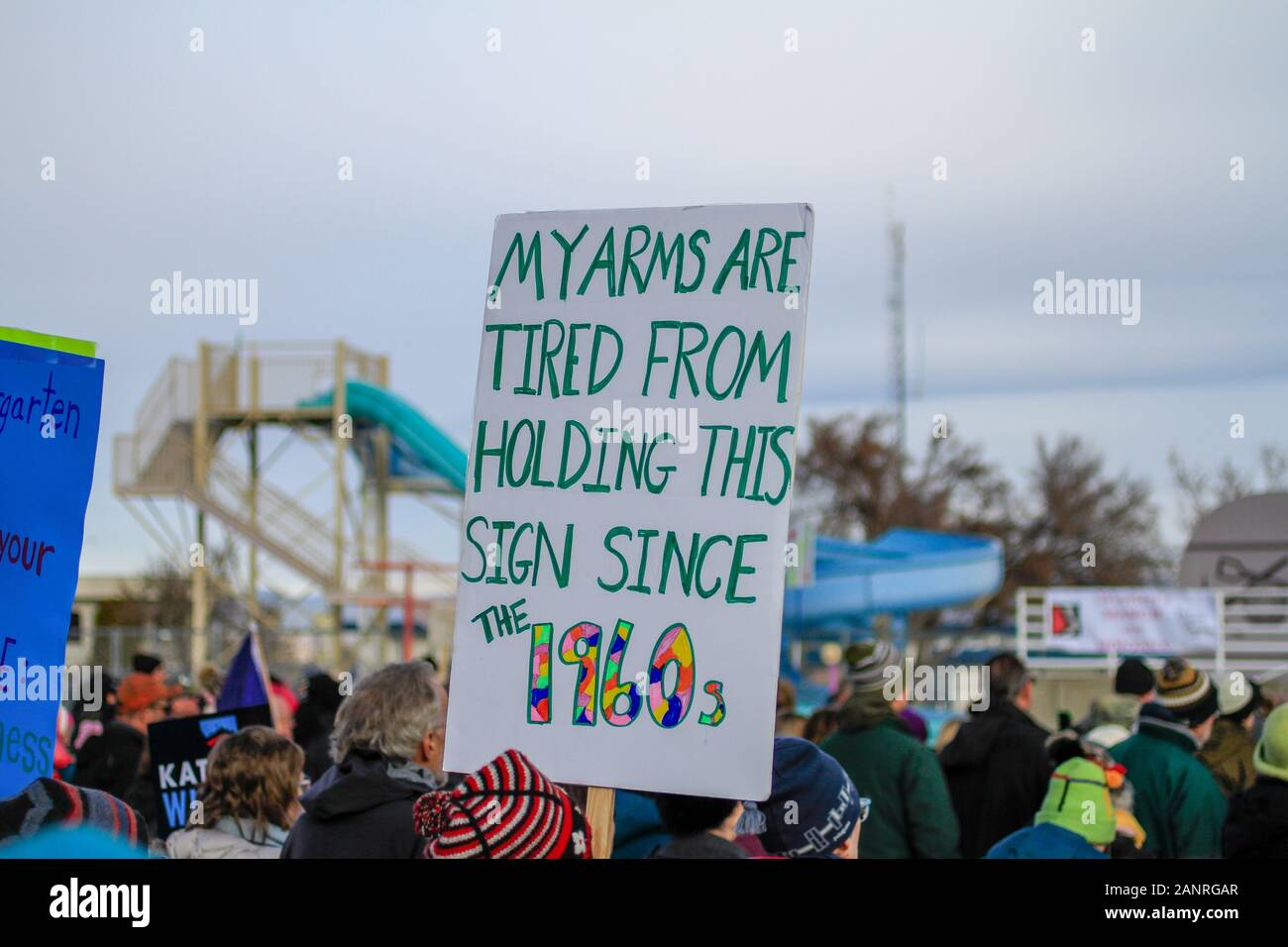 Signe de protestation intelligente lecture 'mes bras sont fatigués de tenir ce signe depuis les années 60.' Montana de La Marche des femmes, le 18 janvier 2020. Helena, Montana. Banque D'Images