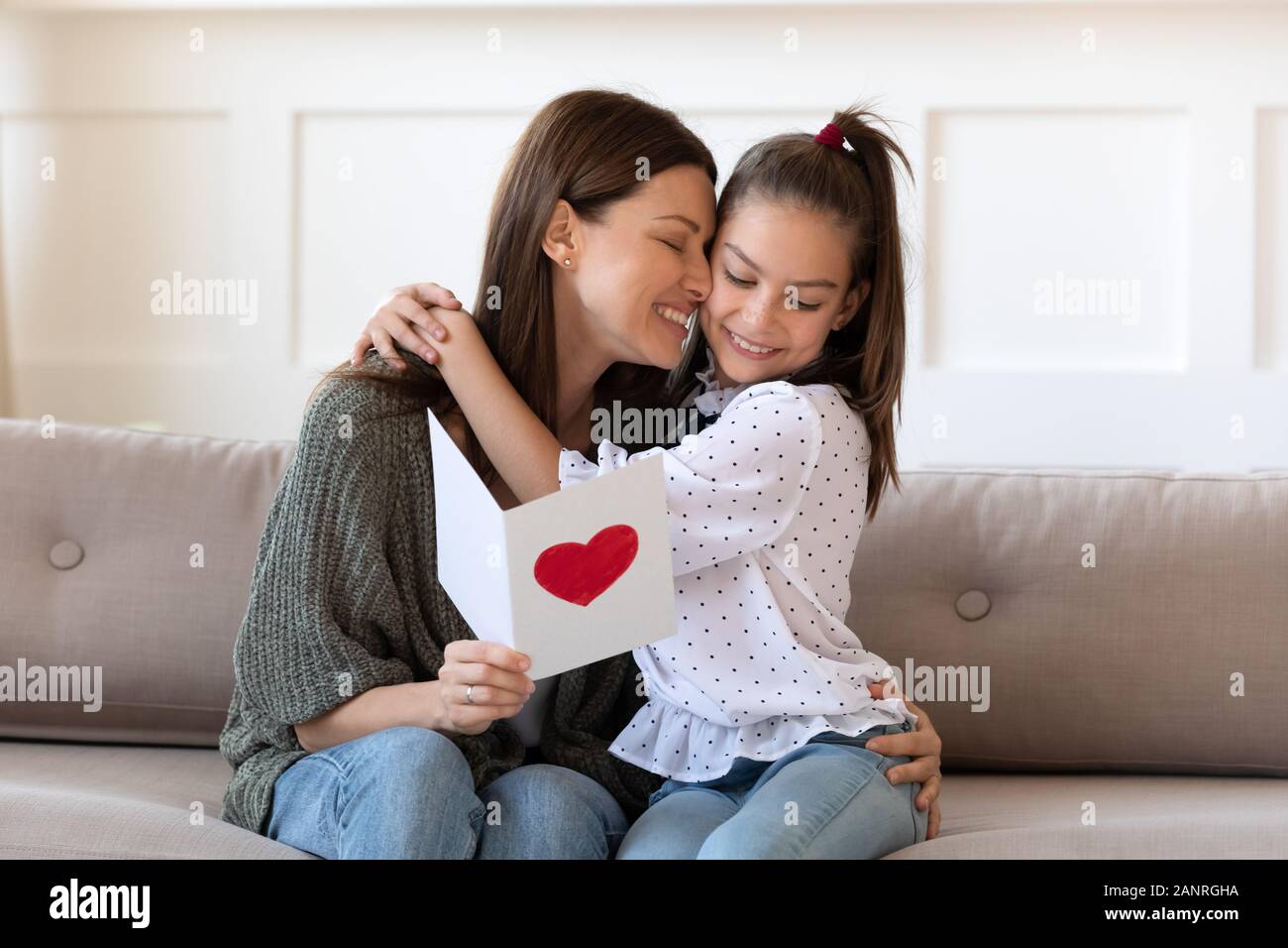 Maman heureuse hug fille remercie pour anniversaire surprise Photo Stock -  Alamy