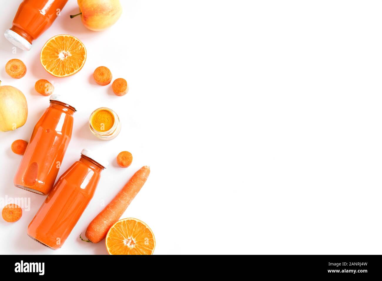 Boisson Detox cleanse, orange smoothie aux fruits et légumes ingrédients. Dans des verres à jus biologiques. Carotte, pomme, gingembre, poudre de curcuma et orange mix Banque D'Images