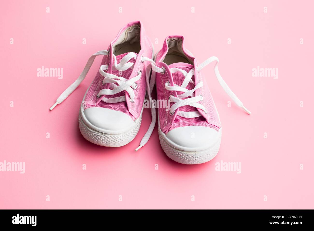 Retro sneakers. Chaussures de tennis sur fond rose. Banque D'Images