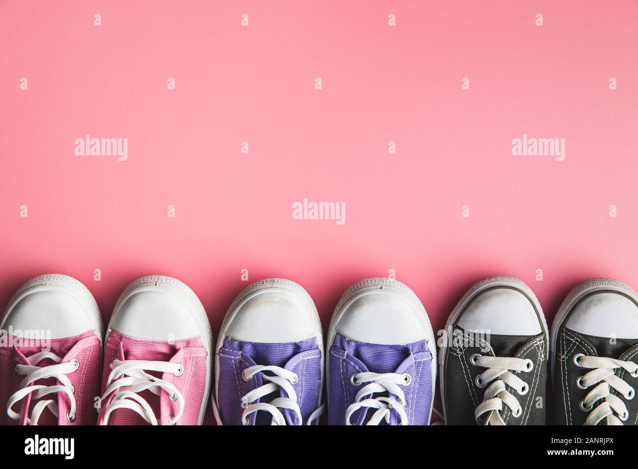 Baskets rétro. Chaussures de tennis sur fond rose. Vue de dessus. Banque D'Images