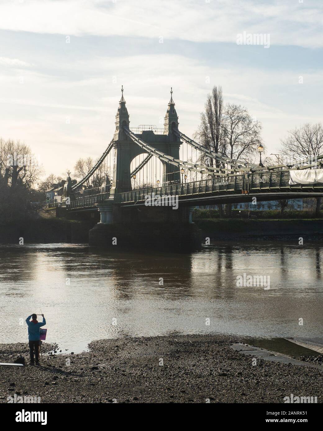 Un artiste travaille près du pont Hammersmith et de la Tamise à Londres. Banque D'Images