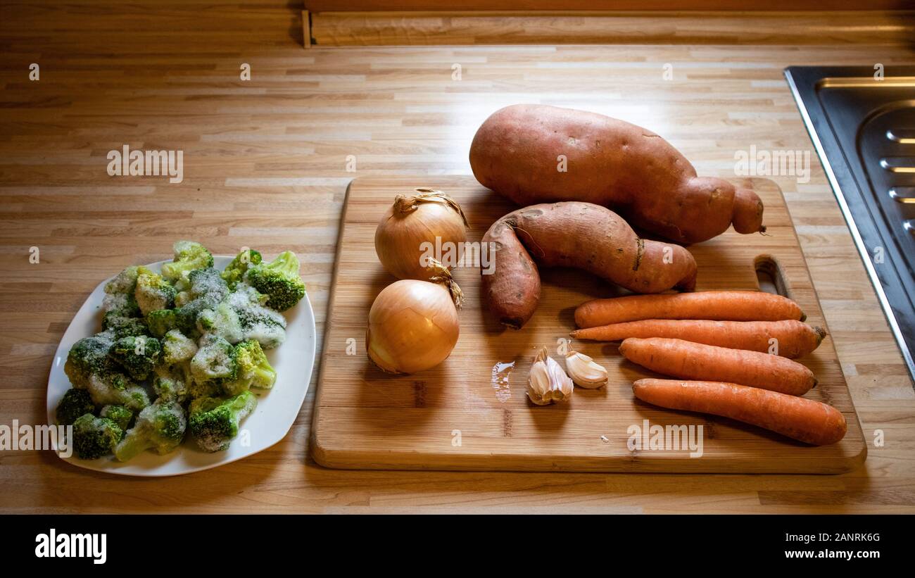 Les légumes pour soupe crémeuse de patates douces, le brocoli et les carottes. Banque D'Images