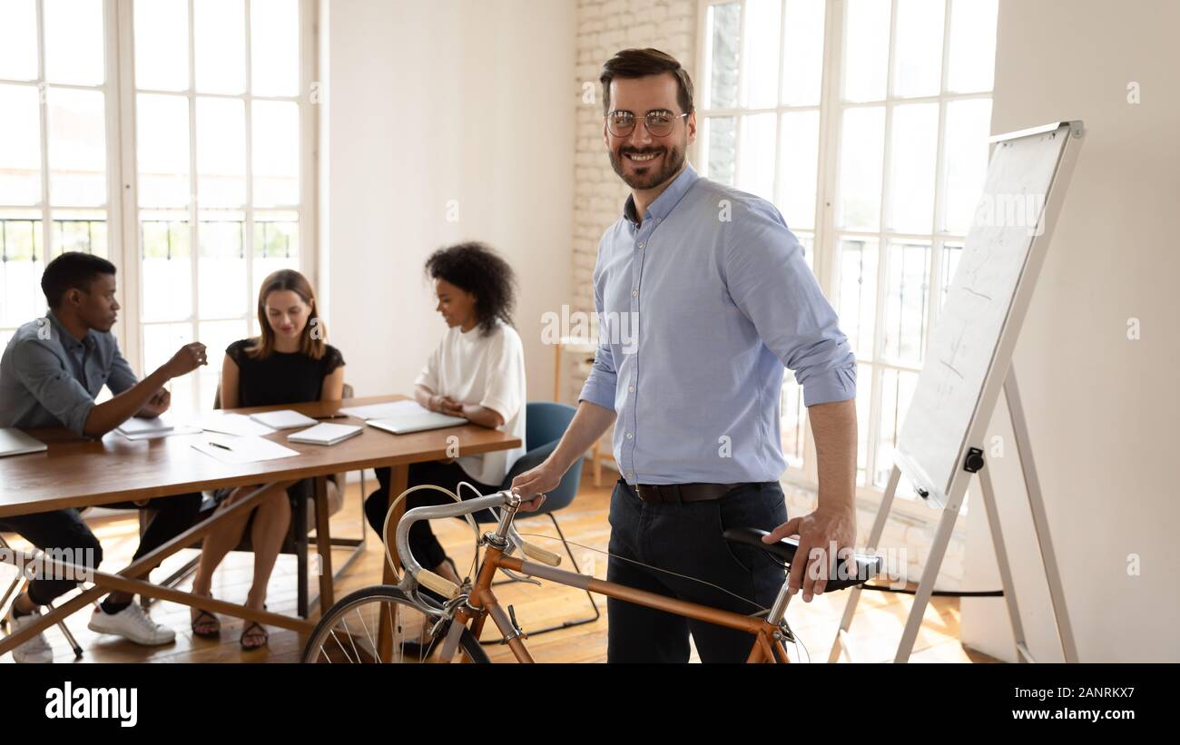 Happy confident businessman holding location, standing in modern office Banque D'Images