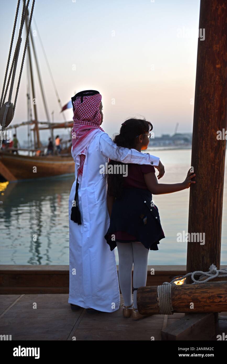 Les dhows Katara Qatar,festival,enfants regardant le coucher du soleil Banque D'Images