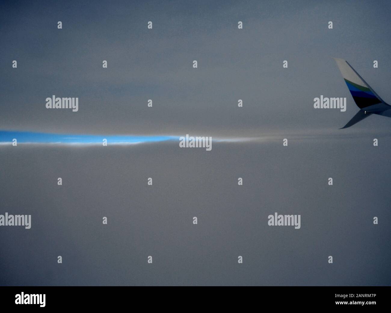New York, USA. 18 janvier, 2020. Photo prise le 18 janvier 2020 à partir d'un plan d'Alaska Airlines montre le paysage au milieu des nuages. Credit : Wu Xiaoling/Xinhua/Alamy Live News Banque D'Images
