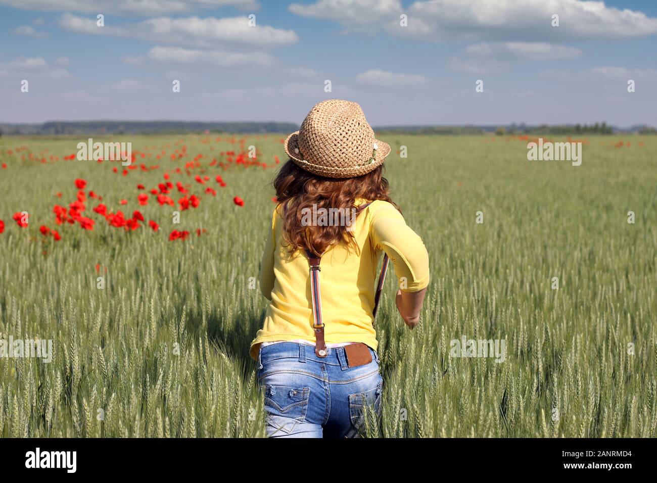 Petite fille est en marche dans le pré saison printemps Banque D'Images