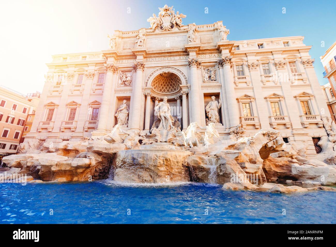 Fontaine de Trevi coucher du soleil et l'architecture baroque monument Rome Italie Banque D'Images