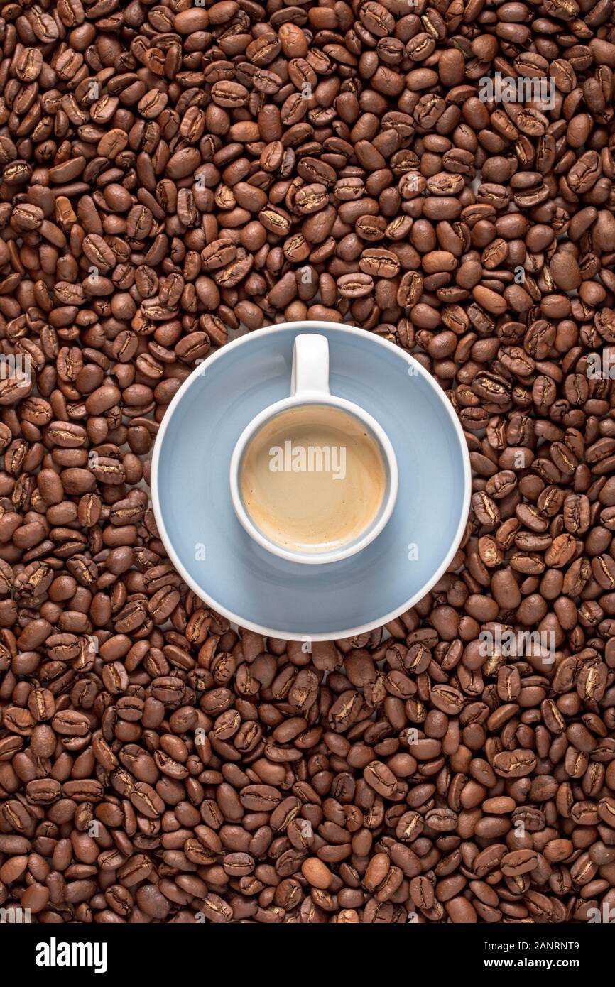 Espresso sur grains de café Banque D'Images