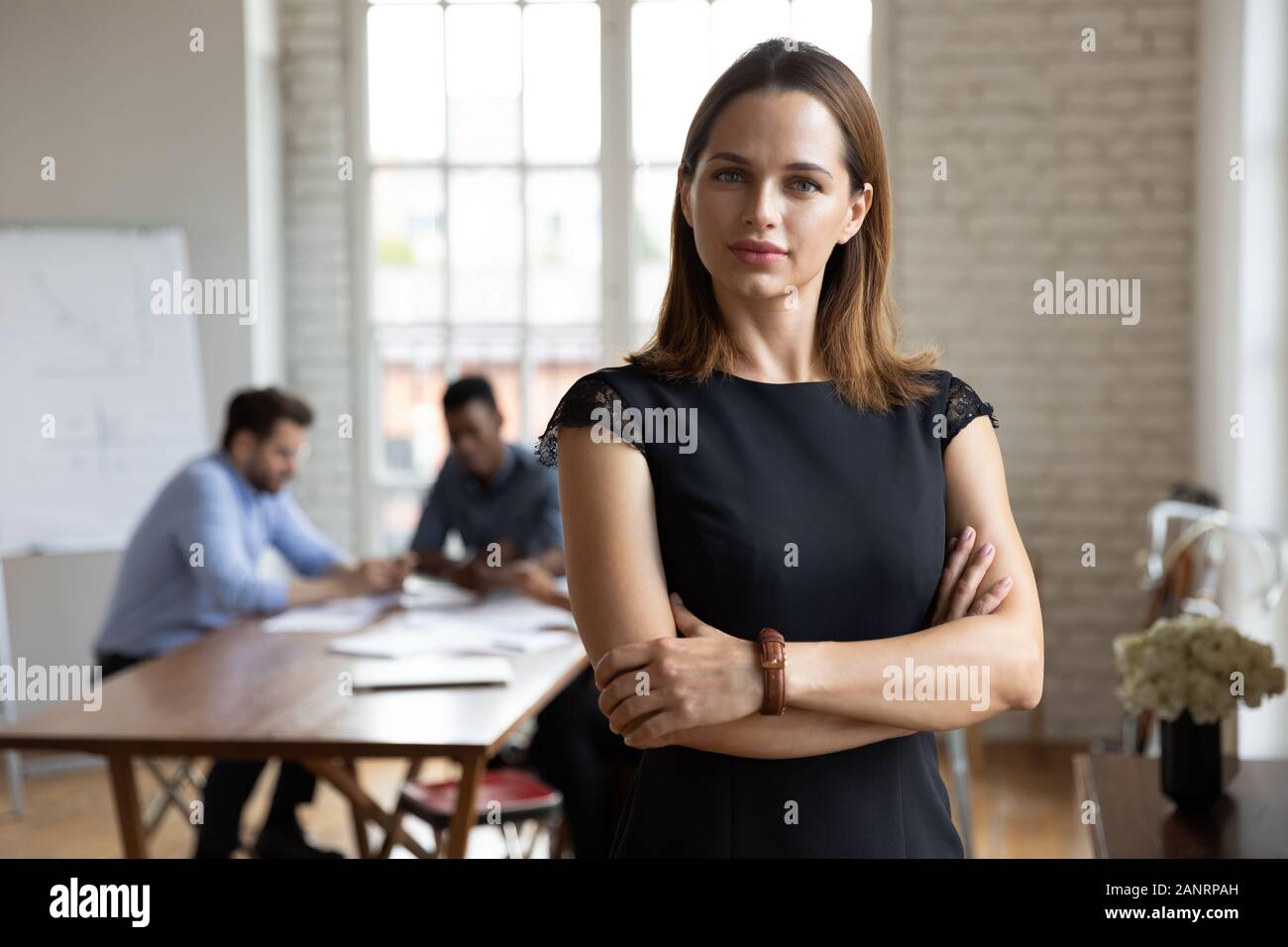 Head shot portrait confiant belle businesswoman with arms crossed Banque D'Images