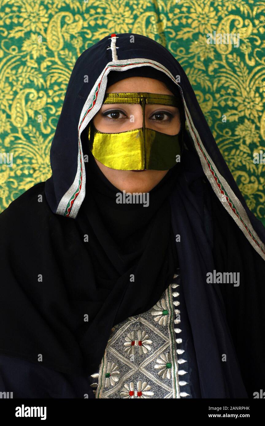 Femme qatarie dans une robe traditionnelle Doha, Qatar Photo Stock Alamy