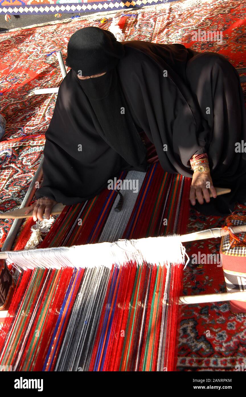 Femme faisant un tapis du Qatar Doha, Qatar. Banque D'Images