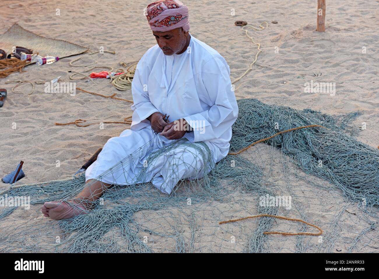 Artisan faisant un filet de pêche, Katara dhaw traditionnel festival, Doha, Qatar. Banque D'Images