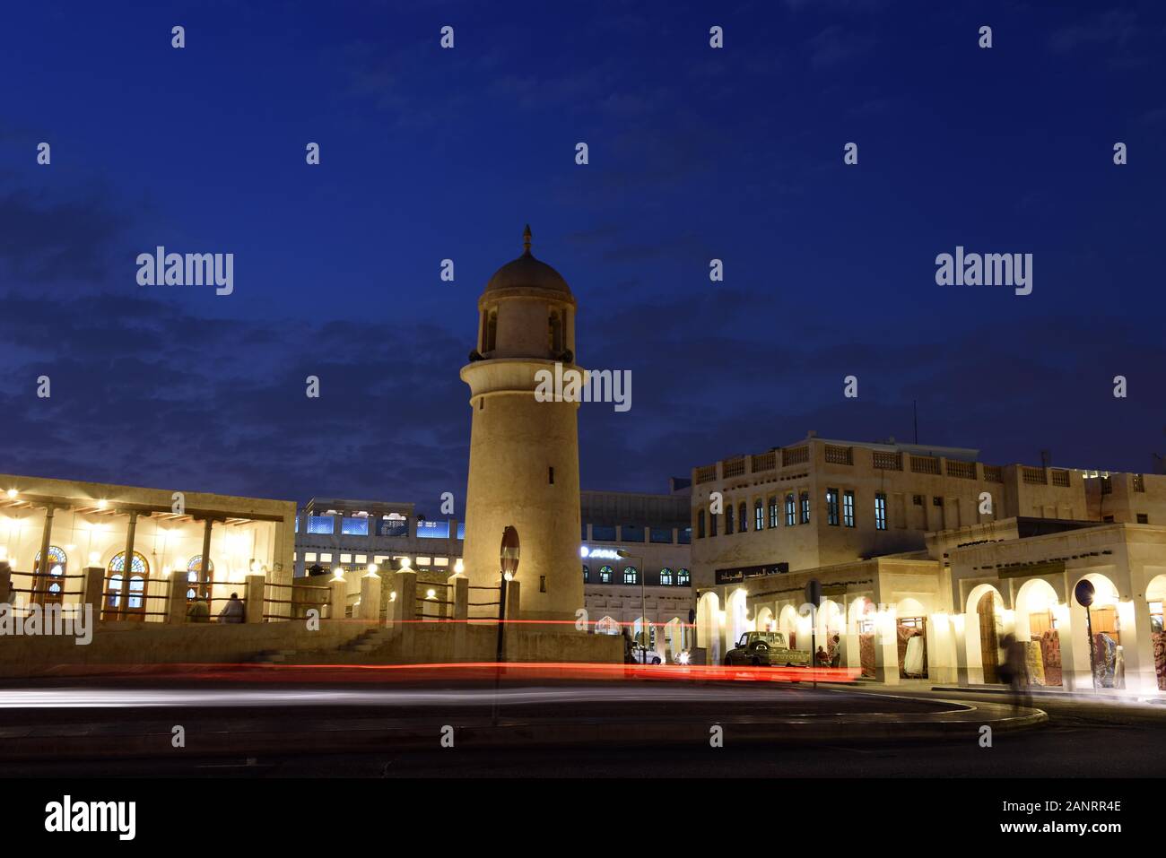 Doha, Qatar- vue de la mosquée de Souq Waqif de nuit. Banque D'Images