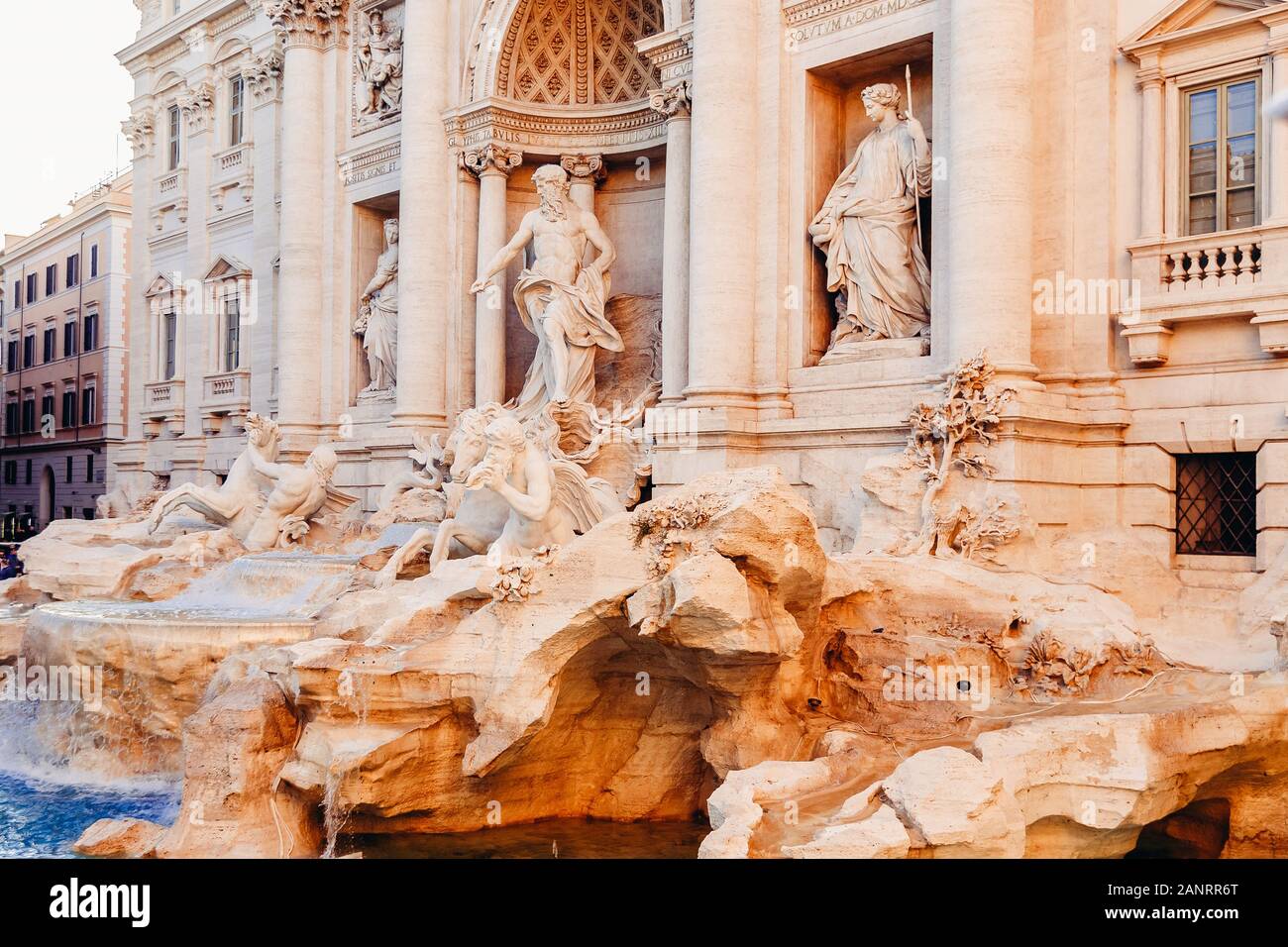 Fontaine de Trevi coucher du soleil et l'architecture baroque monument Rome Italie Banque D'Images