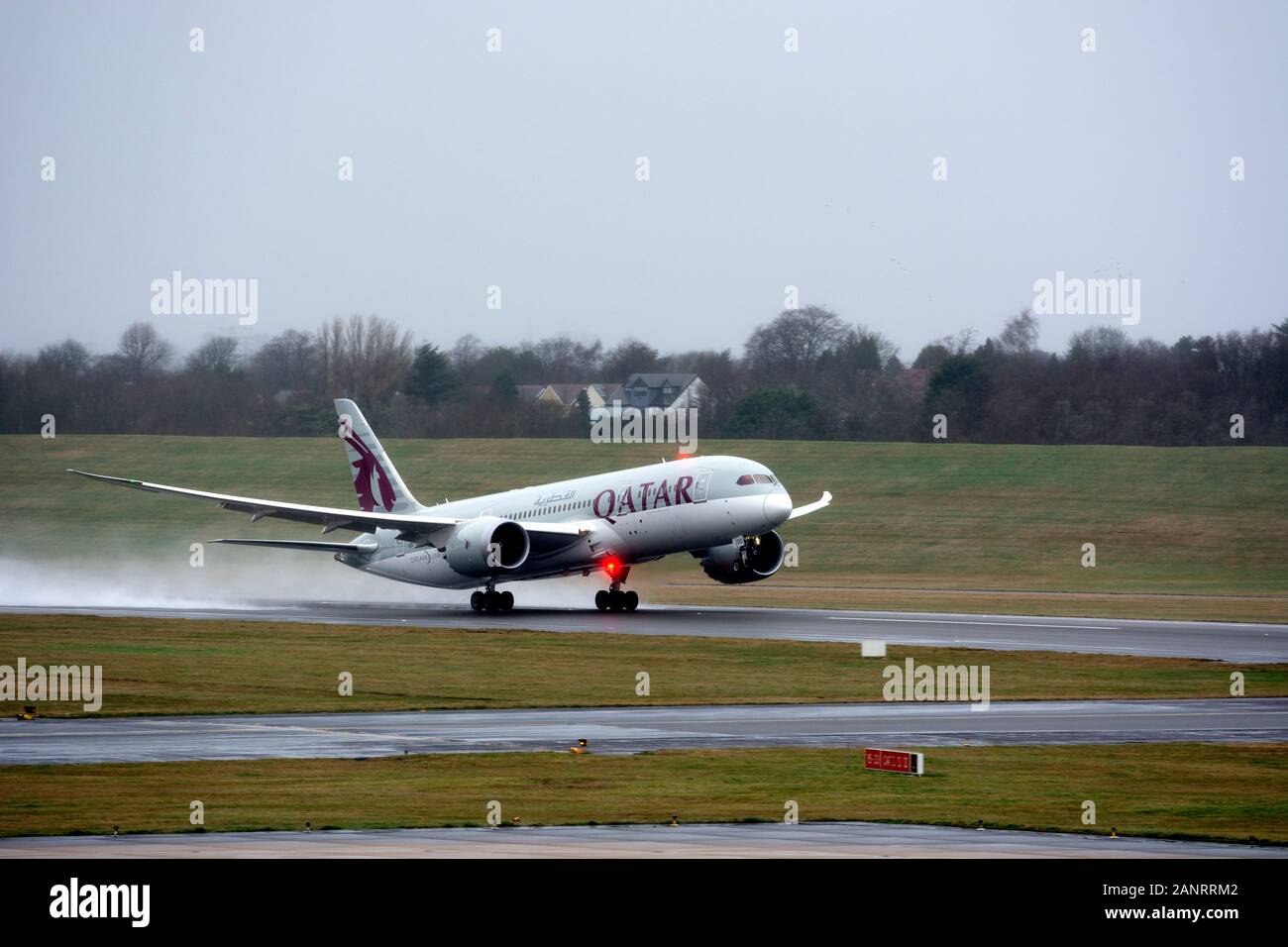 Qatar Airways Boeing 787-8 Dreamliner de décoller dans des conditions humides, l'aéroport de Birmingham, UK (A7-BDD) Banque D'Images