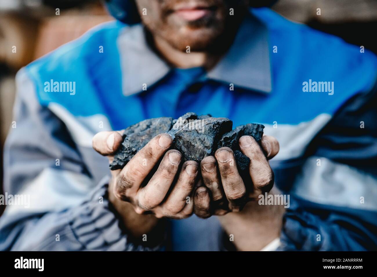 Miner les mains sales holding morceau de mine de charbon Banque D'Images