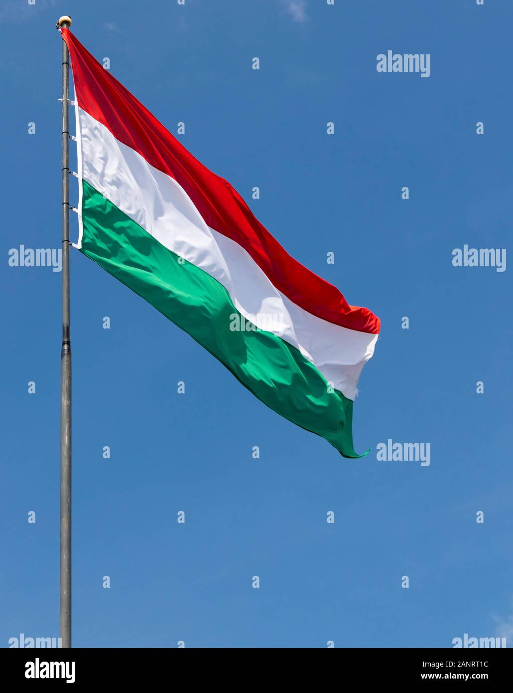 Drapeau hongrois on blue sky Banque D'Images