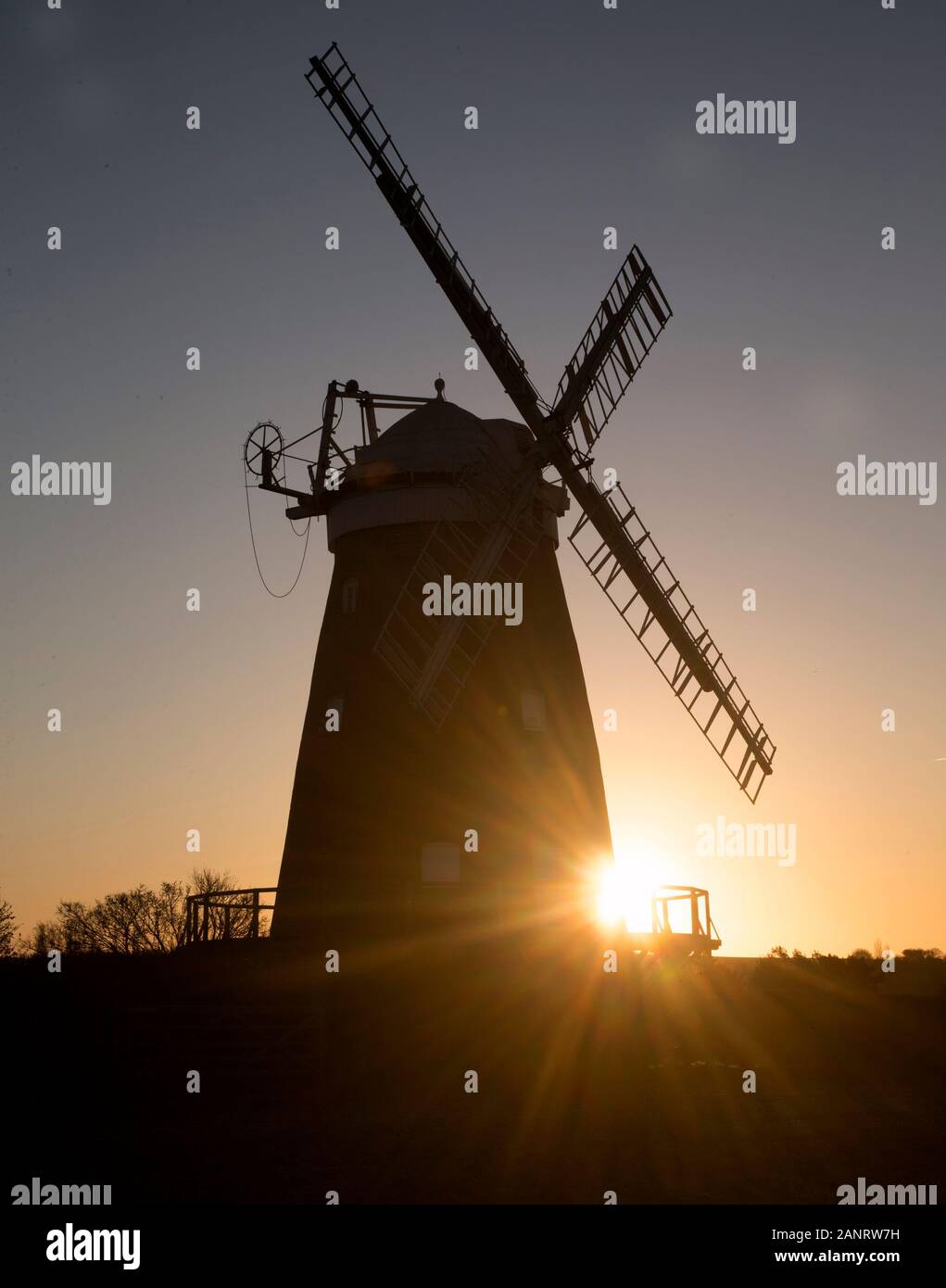 Thaxted, UK. 19 janvier 2020. Le soleil d'hiver qui s'élève au-dessus de John Webbs moulin, construit en 1804 dans la région de Thaxted, Essex, Royaume-Uni. Photo par : Jason Mitchell/Alamy Live News Banque D'Images