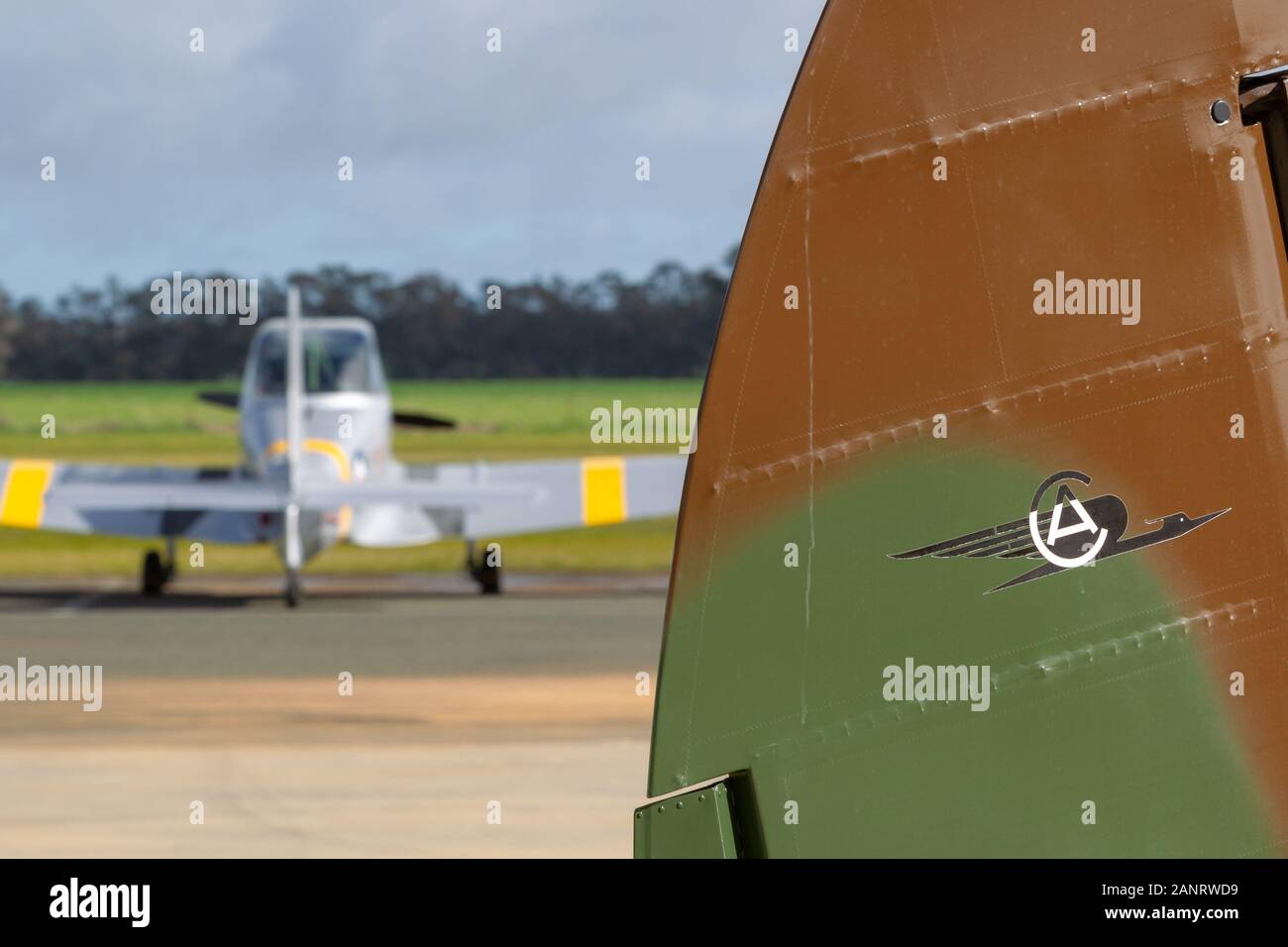 Queue de Commonwealth Aircraft Corporation CA-13 Boomerang avions VH-MHR avec un CA-25 Winjeel en arrière-plan. Banque D'Images