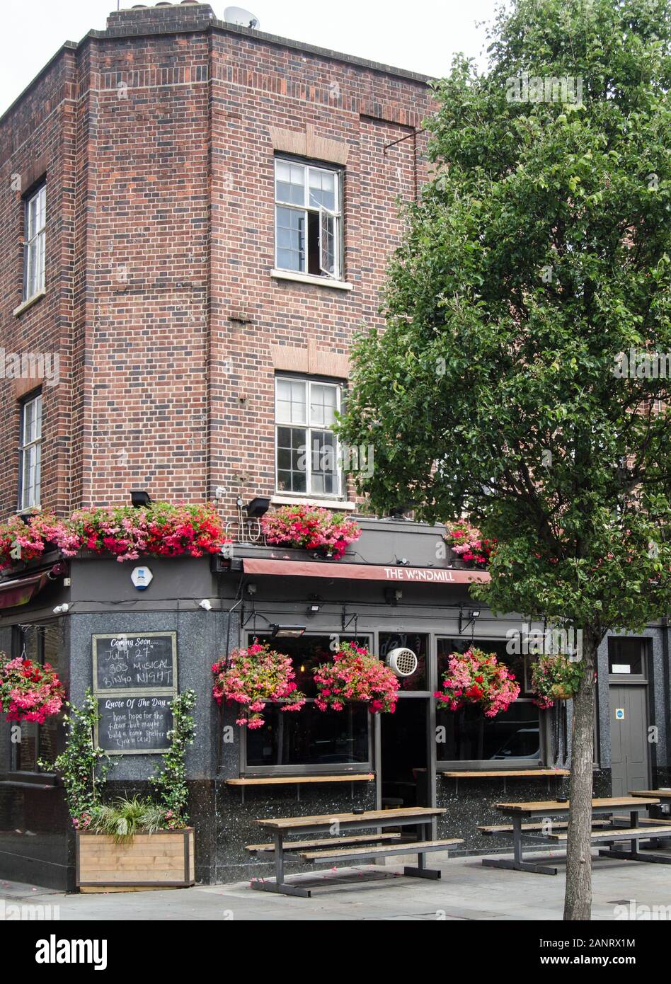 Londres, Royaume-Uni - 20 juillet 2019 : l'extérieur de l'historique Moulin pub sur le Cut à Lambeth, Londres. Banque D'Images