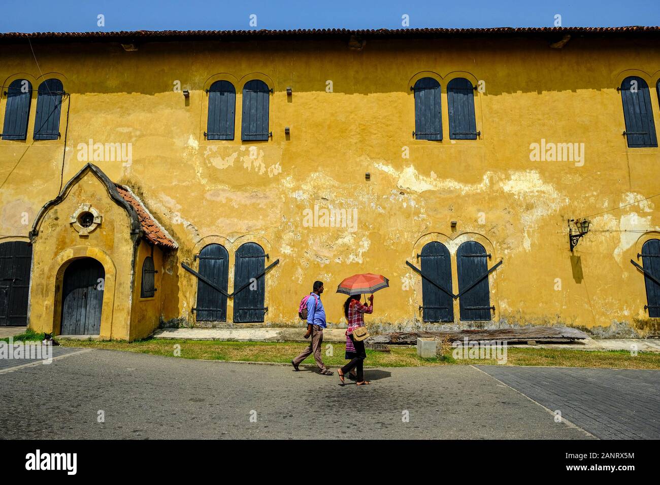 Galle, Sri Lanka - Janvier 2020: Les touristes marchant devant le Musée maritime à l'intérieur du fort de Galle le 14 janvier 2020 à Galle, Sri Lanka. Banque D'Images