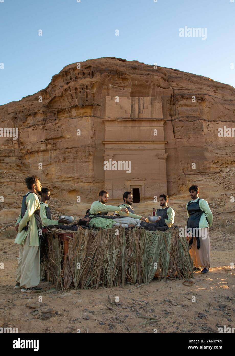 Les acteurs de l'Arabie au cours d'une pièce historique dans un théâtre de plein air à Madain Saleh, Al Madinah Province, alula, l'Arabie Saoudite Banque D'Images