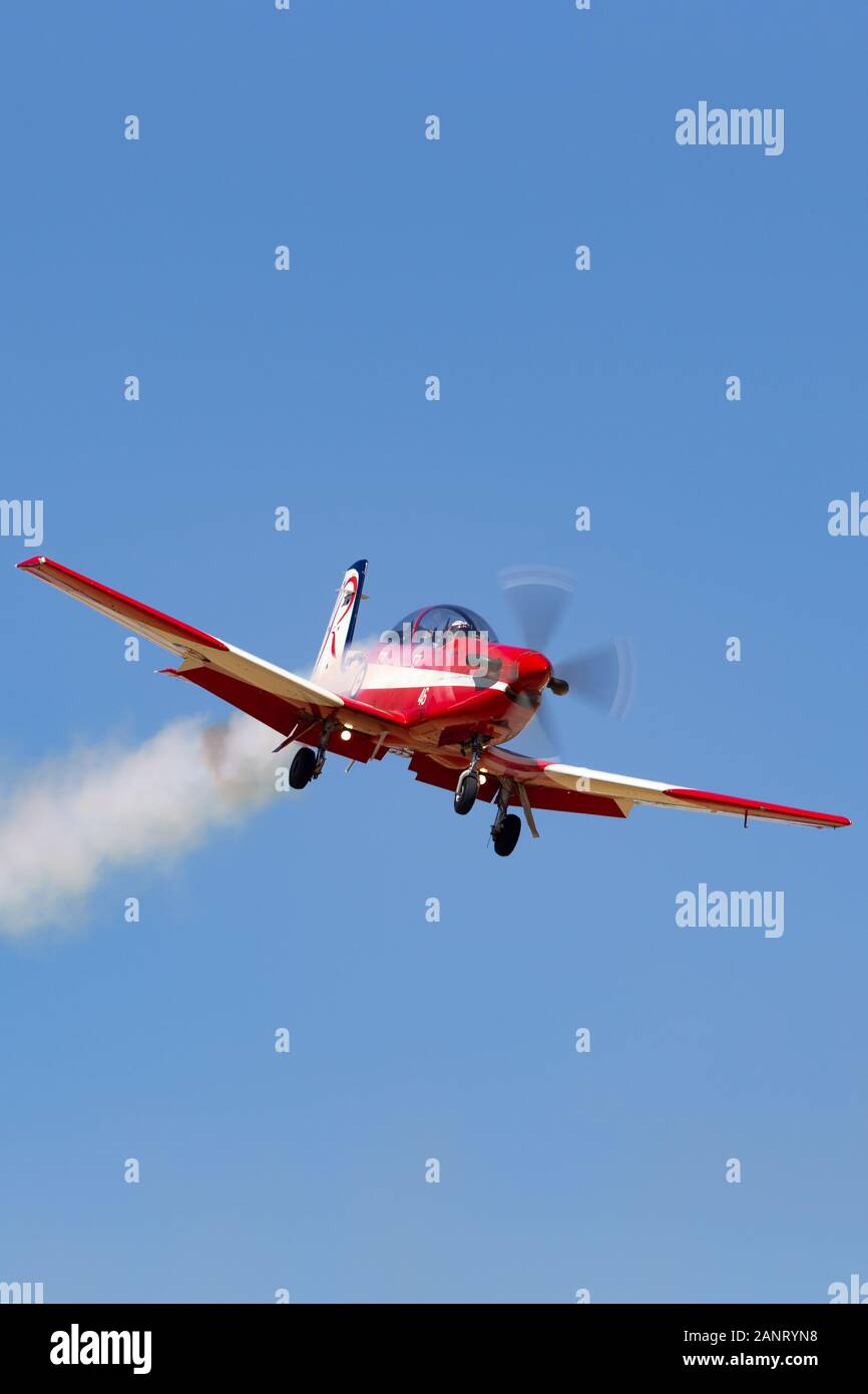 Pilatus PC-9un avion d'entraînement UN23-046 de la Royal Australian Air Force (RAAF) formation de l'équipe de démonstration de voltige, des roulettes. Banque D'Images