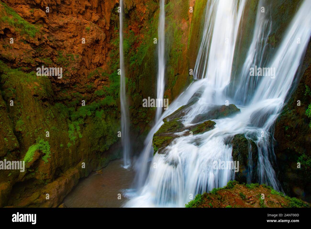 Ouzoud Falls est le nom collectif de plusieurs grandes chutes d'eau qui se déversent dans la gorge de la rivière El-Abid. Cette destination touristique populaire est située n Banque D'Images