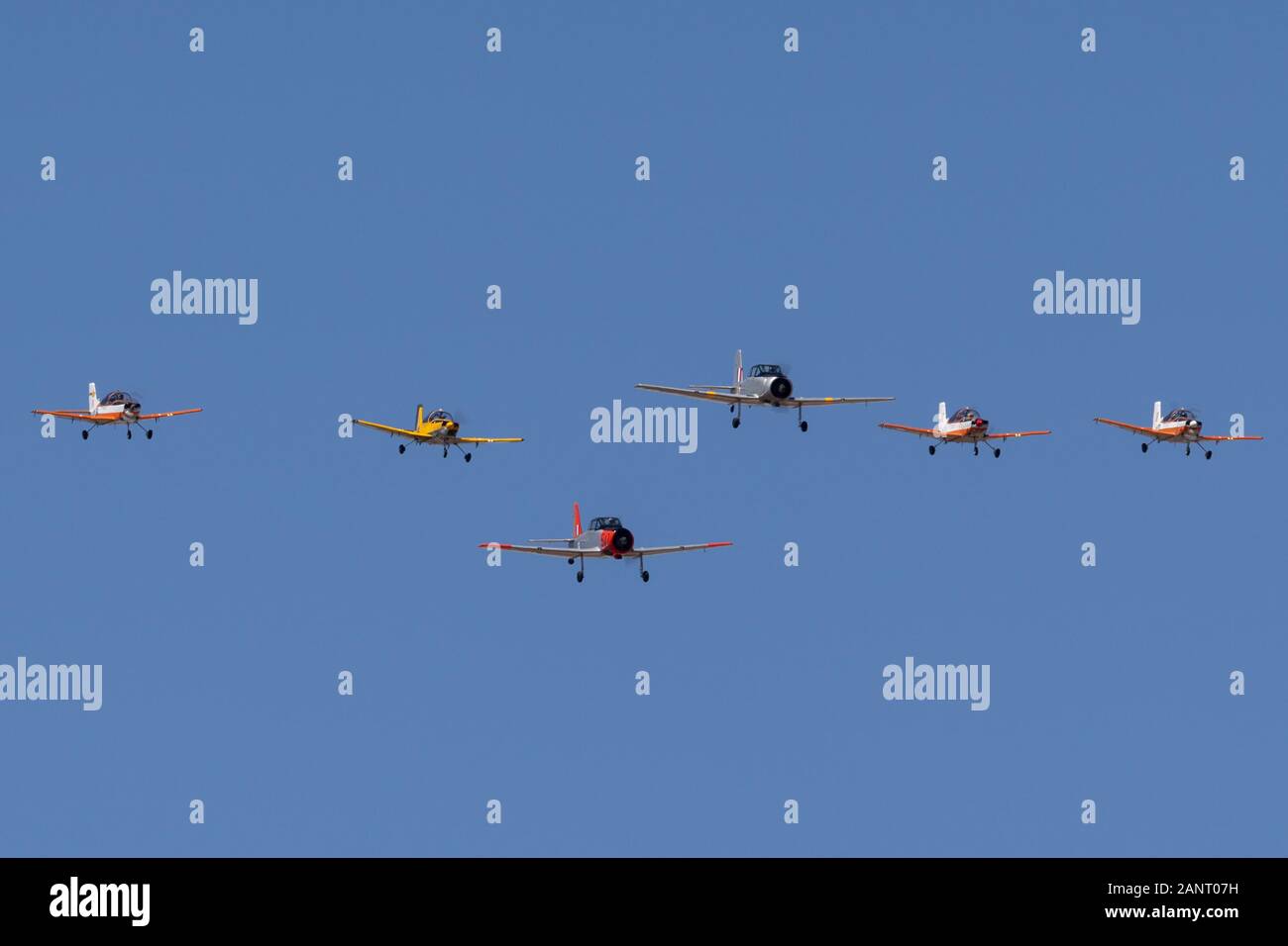 Commonwealth Aircraft Corporation CA-25 Winjeel aircraft à la tête d'une formation de l'ancien Royal Australian Air Force d'entraînement. Banque D'Images