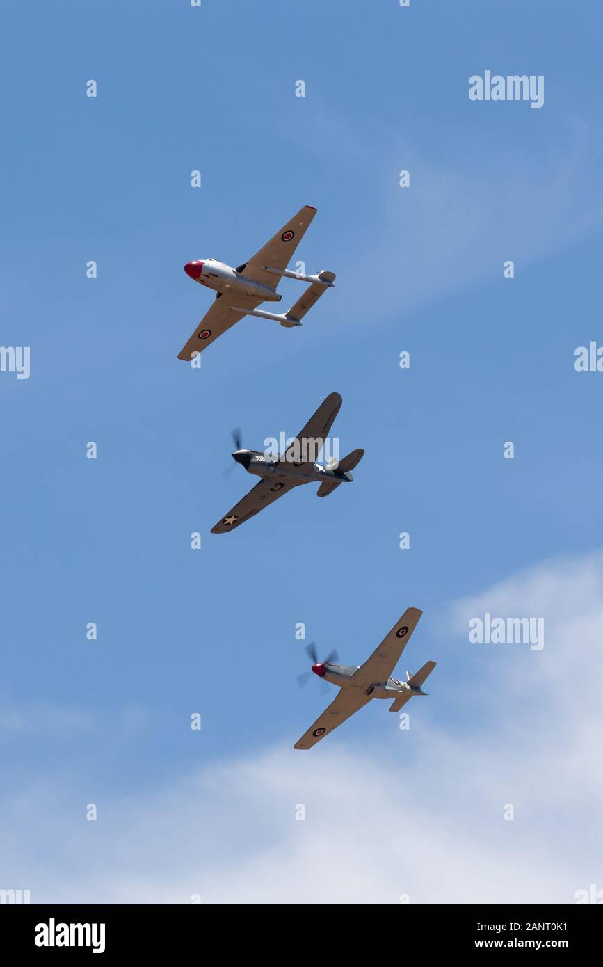 Avions à réaction De Havilland Vampire, Curtiss P-40F et du Commonwealth Aircraft Corporation CA-18 Mustang volant en formation. Banque D'Images
