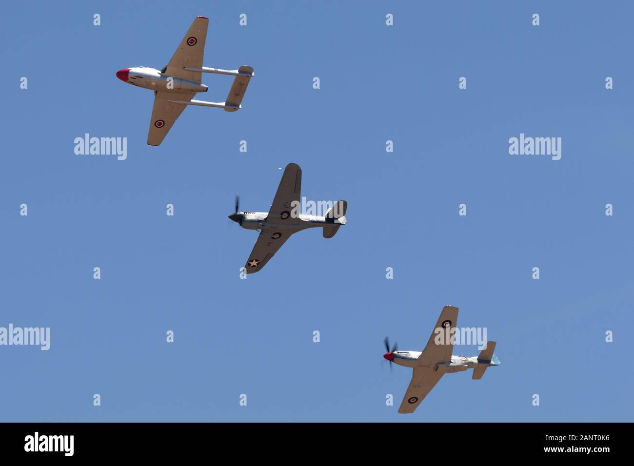 Avions à réaction De Havilland Vampire, Curtiss P-40F et du Commonwealth Aircraft Corporation CA-18 Mustang volant en formation. Banque D'Images